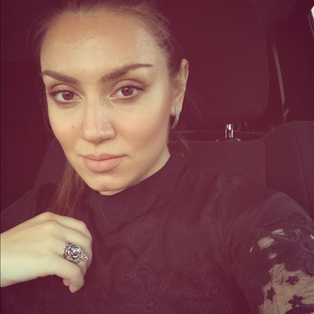 Meet your Posher, Pariola